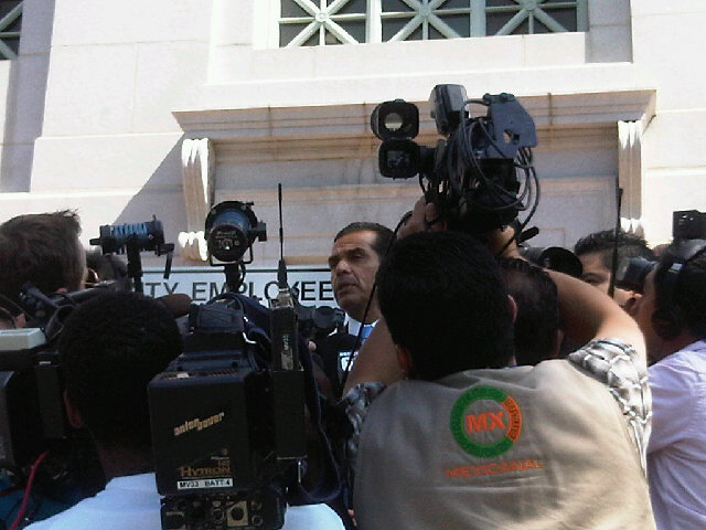 Mayor Villaraigosa addresses reporters (Paresh Dave)