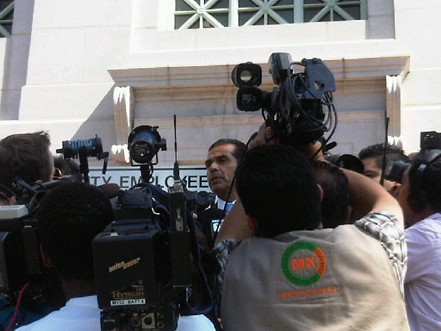 Mayor Villaraigosa addresses reporters (Paresh Dave) Mayor Villaraigosa addresses reporters (Paresh Dave)