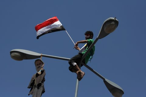 An effigy of President Ali Abdullah Saleh hangs on a noose in Sana'a. (AJTalkEng, Creative Commons)