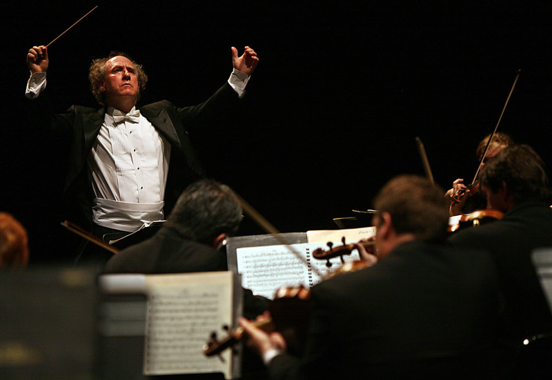 Music director Jeffrey Kahane conducts the Los Angeles Chamber Orchestra (Photo by Ken Hively)