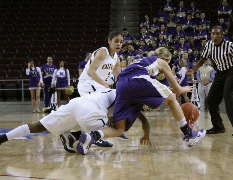 Washington and Cal players battle for a loose ball. (Shotgun Spratling)