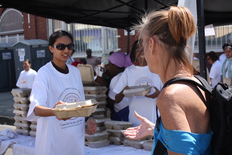Food distribution on Skid Row (Photo Mary Slosson)