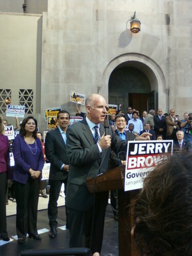 Jerry Brown rallies at the LA Central Library. (Laura Cueva)