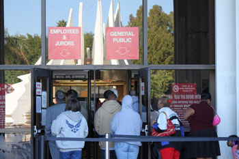 A long line forms outside the Compton courthouse (Kaitlin Parker)