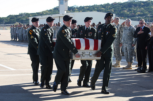 Fort Hood honor detail carries Sgt. Amy S. Krueger (courtesy of Creative Commons)