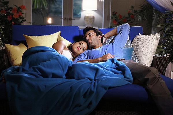 Gina Rodriguez and Justin Baldoni of "Jane, The Virgin" (Twitter/@popsugarent)