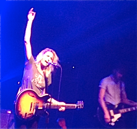 Dead Sara strikes a pose on stage. (Alicia Dewell/Neon Tommy)