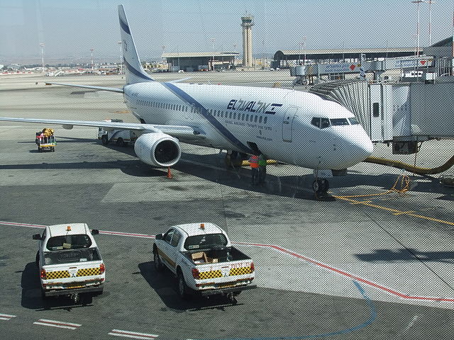 Flying over a war zone carries risks that the FAA would rather U.S. air carriers not take on. (Michaelg2588, Wikimedia Commons)