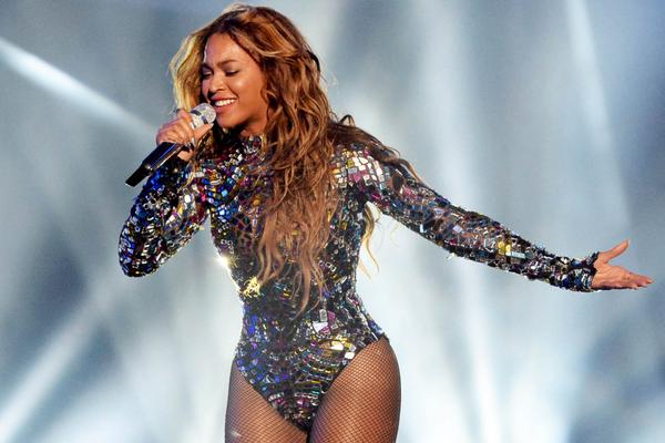 Beyonce performing (twit pic|@nypost)