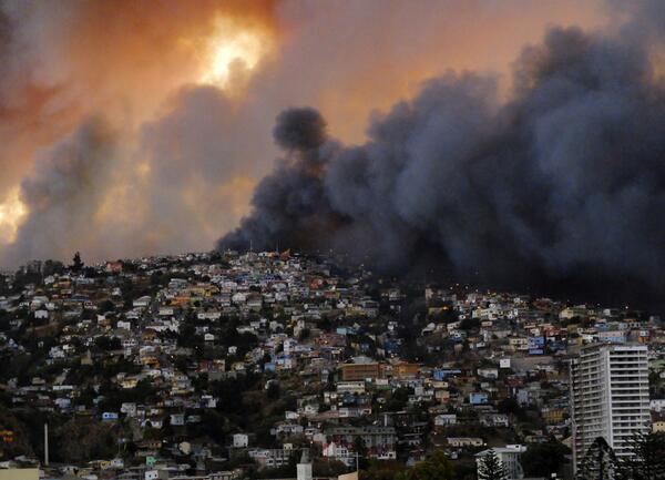 Chilean wildfire is sweeping through the city (twitpic|@itvnews)