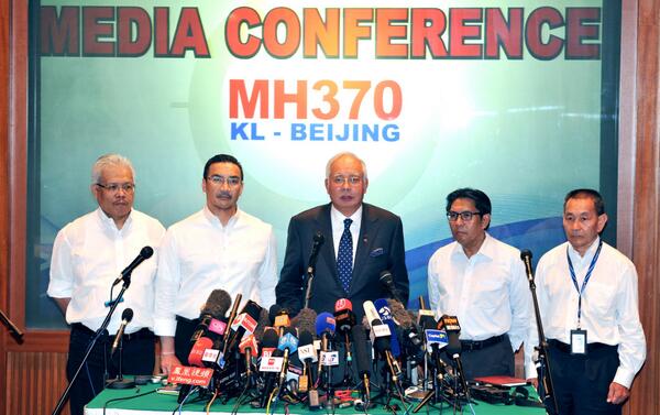 Prime Minister Najib Razak (center) (twitpic @staronline)