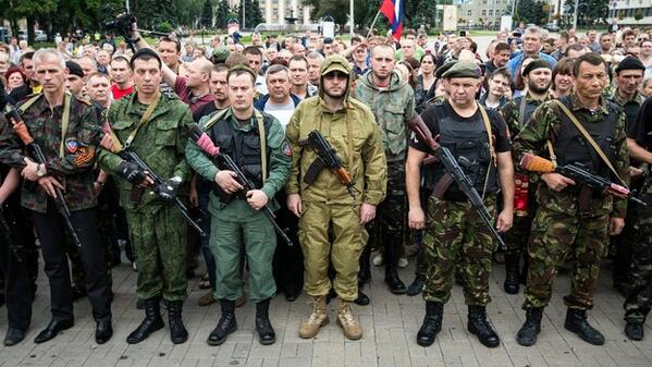Russian and Ukrainian troops are putting their guns down to talk peace (Twitpic/Buzz Feed News)