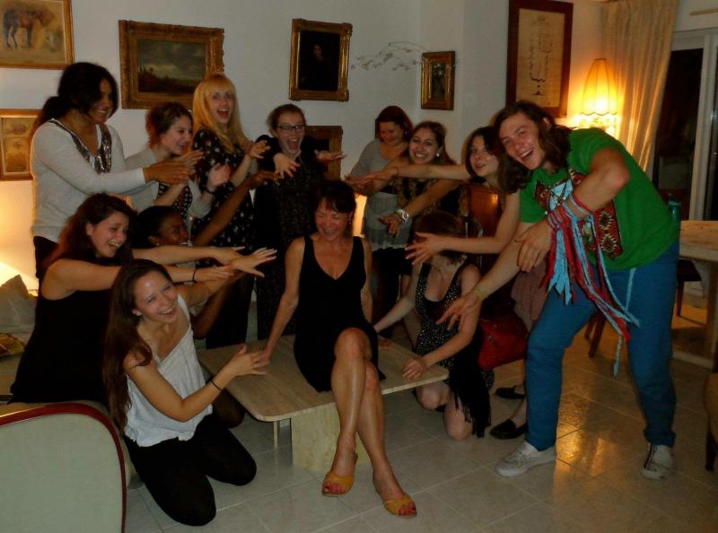 Adoring students gather around USC Professor Cecilia Woloch during Paris Maymester (Cecilia Woloch)