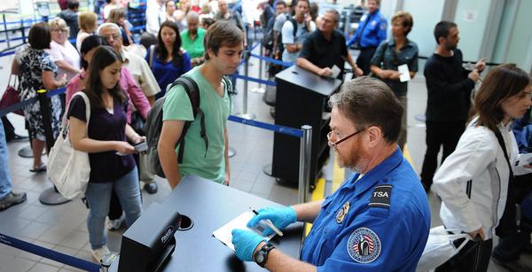 TSA at work. (Twitter/@chicagotribune)