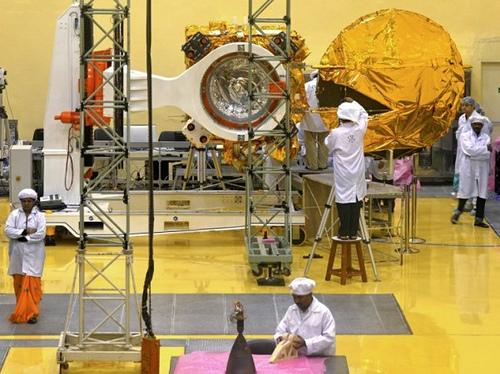 (Scientists work on Mangalyaan. / via Creative Commons) (Scientists work on Mangalyaan. / via Creative Commons)