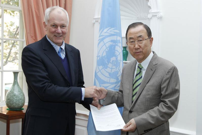(Ake Sellstrom, head of the chemical weapons team in Syria, hands the report to Secretary General Ban Ki-moon / Paulo Filgueiras via UN News Centre)