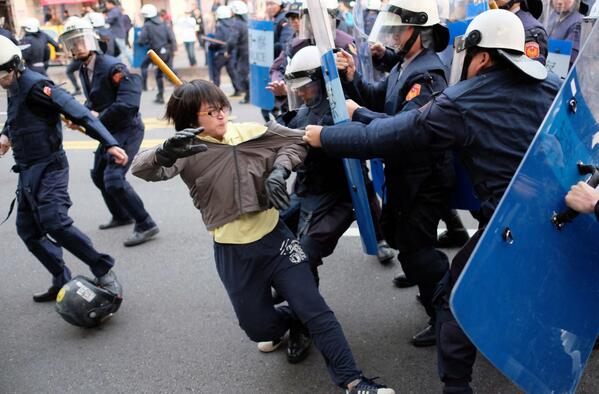 Police apprehend a student protester in Taiwan/via Twitter @vocativ