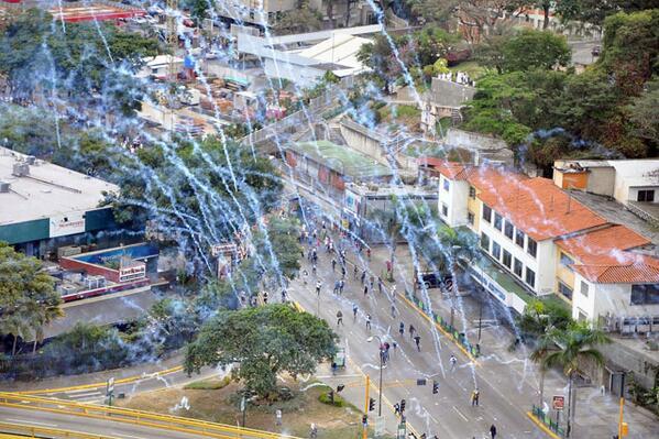 Government forces shoot tear gas at protesters/via Twitter @acaballoregalao 