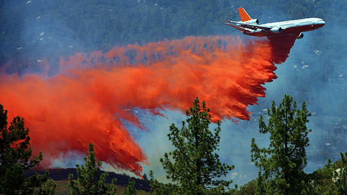 A plane unloads fire extinguishing substances to battle the mountain fire. (Greg Bishop/Flickr Creative Commons)