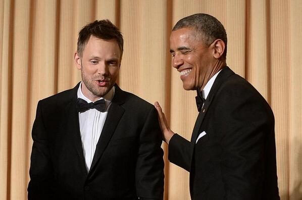 Joel McHale and President Obama share a laugh during the dinner. (Twitter/@BostonGlobe)
