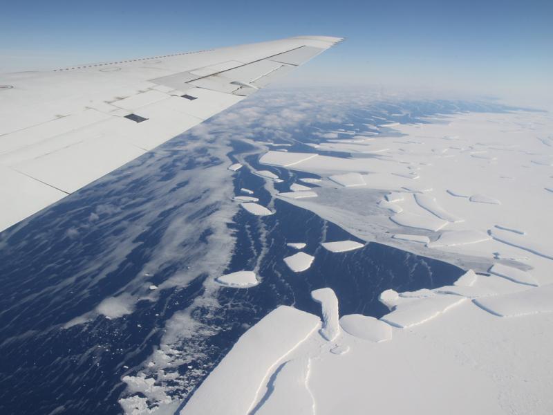An ice shelf collapses in West Antarctica in 2012. (NASA/Flickr)