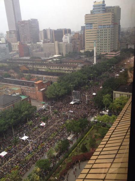Thousands of demonstrators fill the streets of Taipei to protest a controversial trade deal with China. (Courtesy of Tiffany Liu) Thousands of demonstrators fill the streets of Taipei to protest a controversial trade deal with China. (Courtesy of Tiffany Liu)