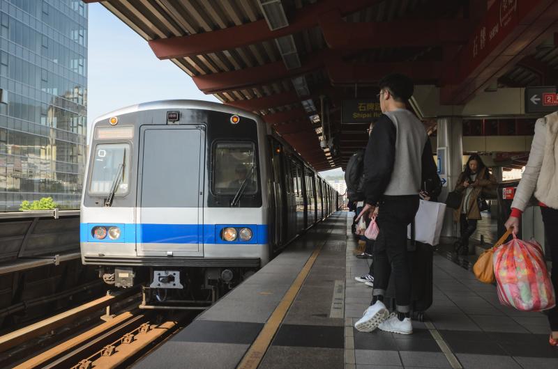 A train arrives at Shipai station in Taipei's MRT system. (Benjamin Dunn/Neon Tommy).