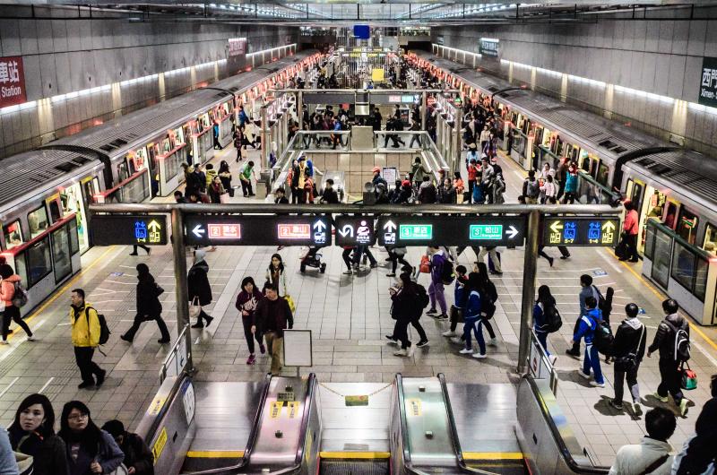 Passengers leave trains at the Chiang Kai-shek Memorial Station on New Year's Eve. (Benjamin Dunn/Neon Tommy).