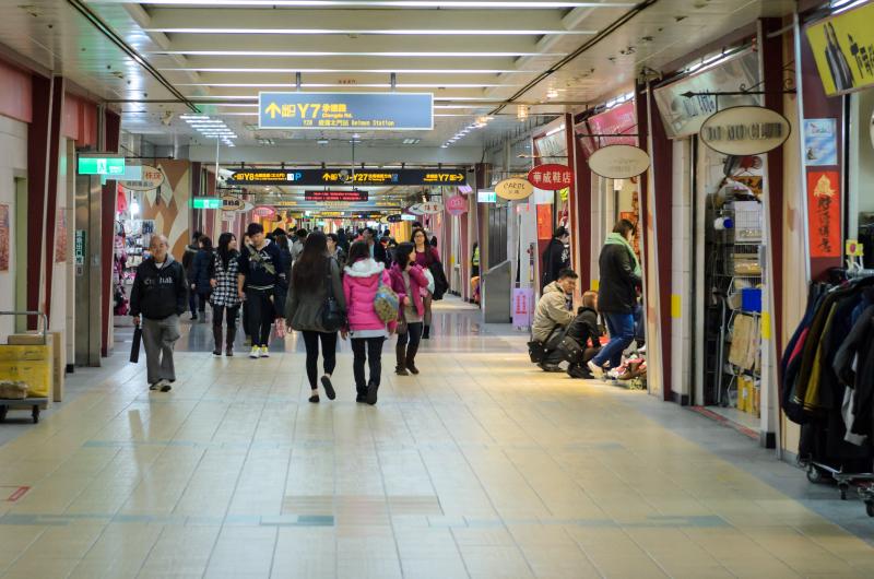 An example of an underground mall connected to Taipei Main Station. (Benjamin Dunn/Neon Tommy)