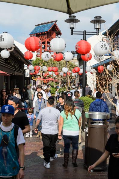 Visitors stroll through the Japanese Village Plaza in Little Tokyo (Benjamin Dunn/Neon Tommy).