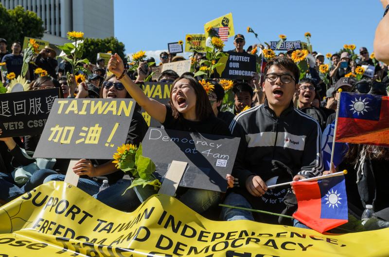 Demonstrators rallied together as event organizers gave speeches supporting the protests in Taiwan. (Benjamin Dunn/Neon Tommy)