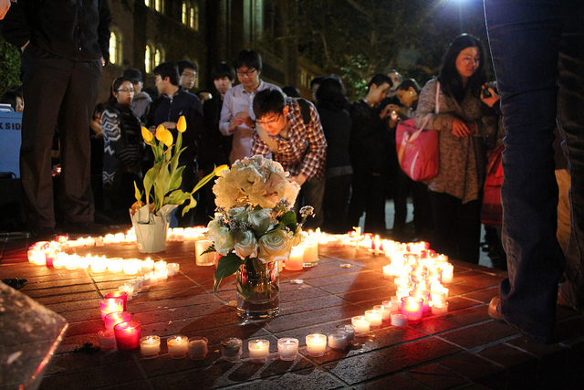 Students attend a vigil for the double murder victims of 2012 (Gracie Zhen/Neon Tommy)