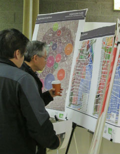 Los Angeles locals observe district maps during the public community meeting, Tuesday night. (Neon Tommy/Celeste Alvarez) 