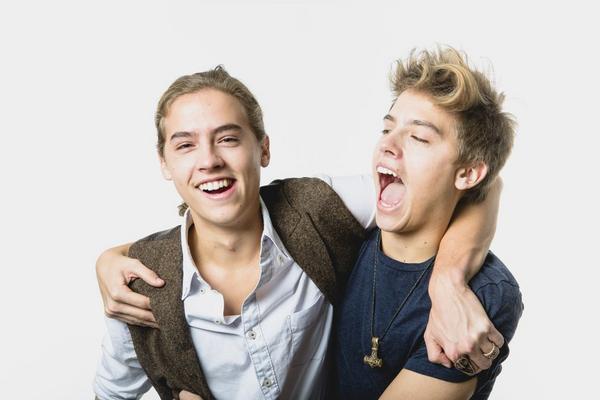 The Sprouse twins being as adorable as usual (Twitter, @colesprouse) 