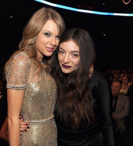 Taylor and Lorde take a picture following their chat moment (Twitter)