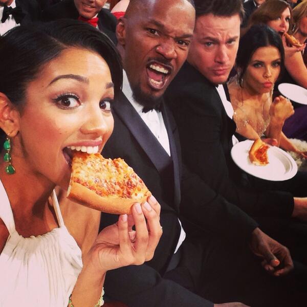 Jamie Foxx's daughter, Corinne tweeted a photo of her dad and Channing Tatum enjoying Ellen's pizza (@corinnefoxx/Twitter).