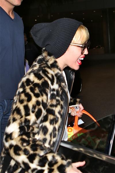 Miley leaves LAX in fashion (Tumblr @mileylooks)