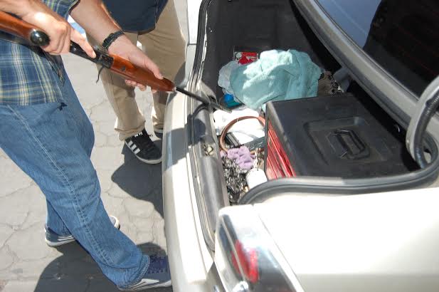 LAPD officer picks up a firearm from a customer's trunk/Olga Grigoryants