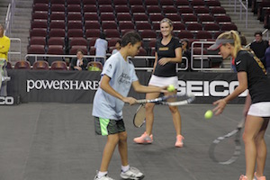 Asher with the USC tennis players. Scarlett Zhiqi Chen / Neon Tommy.