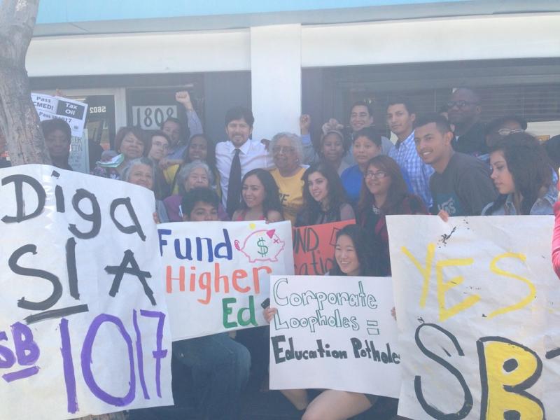 Senator Kevin de León, pictured at the center, is one of the supporters of SB 1017. (Arash Zandi/Neon Tommy)