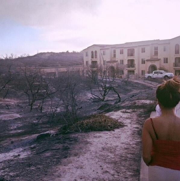 Carlsbad residents come in close contact with the blaze. (@McKennaAiello/Twitter)