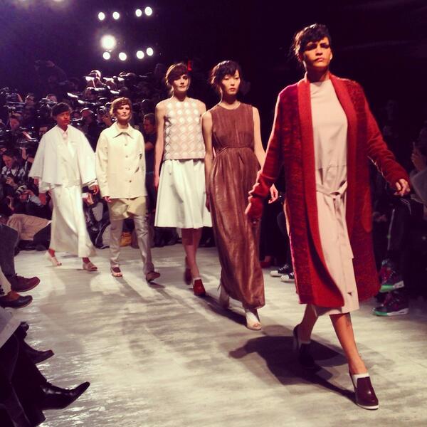 Elegant silhouettes in muted colors dominated the runway. (Twitter @jimshi809)