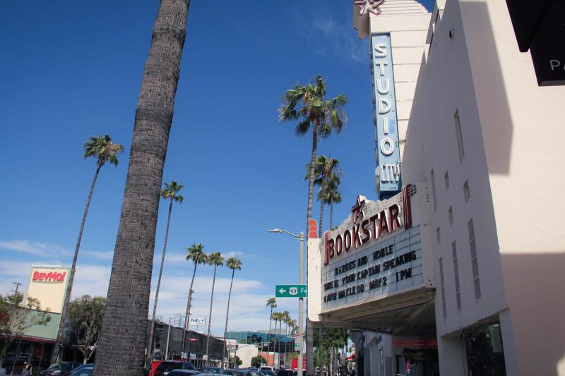 The Bookstar bookstore now a Barnes and Noble but previously a single-screen movie theater. (Cameron Quon/neontommy)