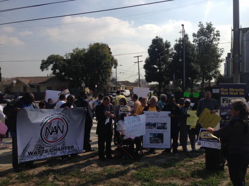 Watts residents gather to push for a traffic light (Michael Nystrom / Neon Tommy)