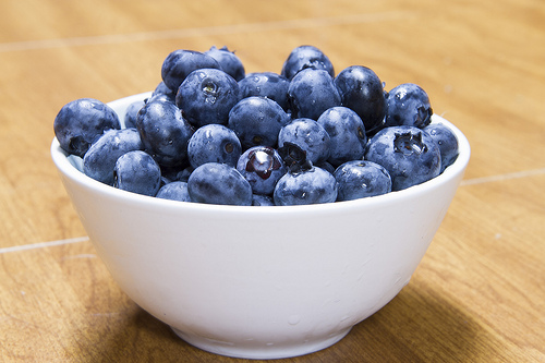 Boost your concentration with some blueberries (FromSandToGlass / Flickr Creative Commons).
