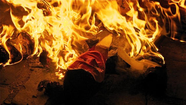 Burning effigies in Ecuador (Ecuadoratyourservice.com) Burning effigies in Ecuador (Ecuadoratyourservice.com)