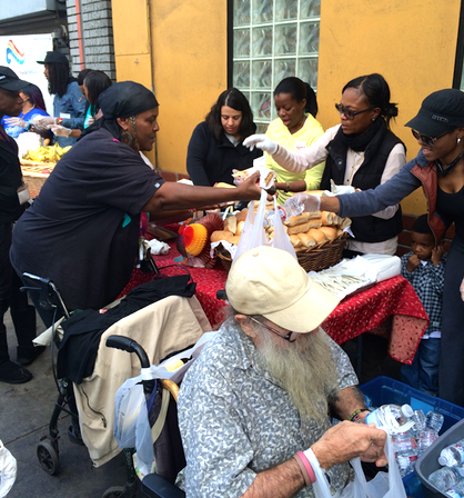 People in line for Thanksgiving lunch on Skid Row (Margaux Farrell/Neon Tommy).