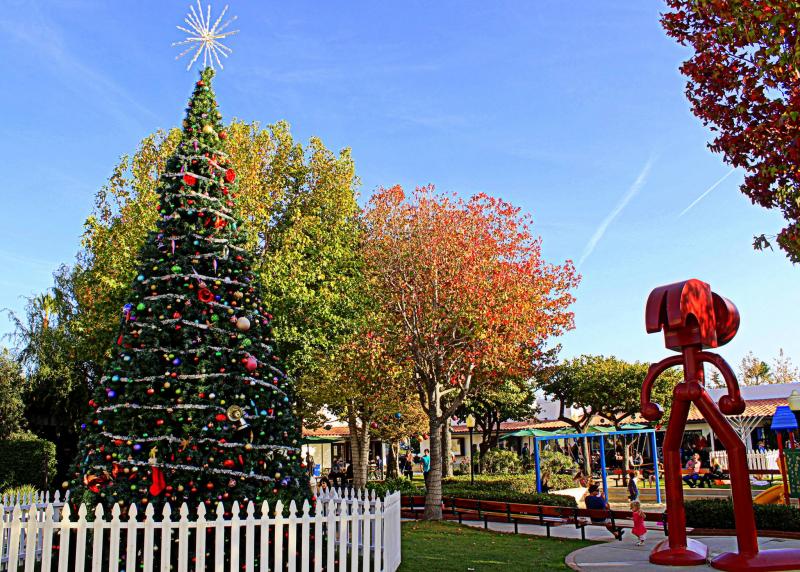 Malibu Country Mart offers fun free holiday activities every Saturday until Christmas. (Malibu Country Mart/Facebook)