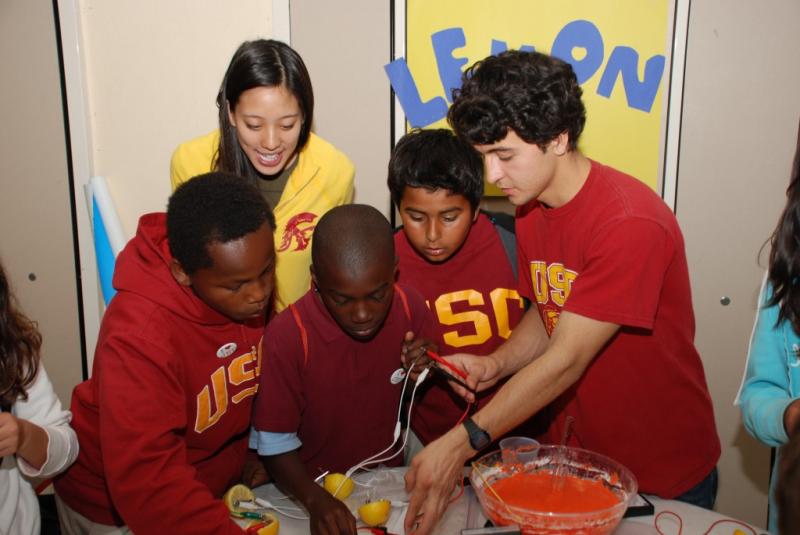 JEP volunteers teach local elementary school kids the in's and out's of science. (USC Dornsife) 
