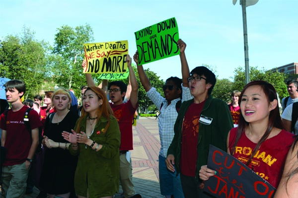 Students protest on behalf of Workers' Rights. (Matthew Tinoco/Neon Tommy)